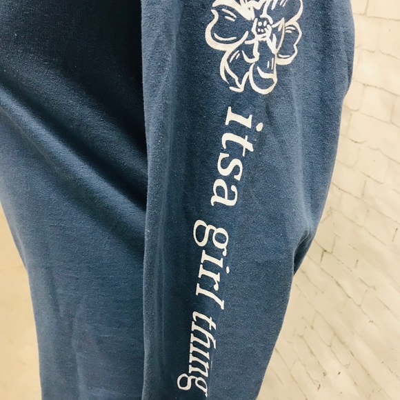 Hogs and kisses sweatshirt - Picture 3 of 3